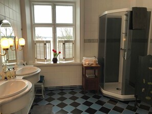 Classic Suite, 1 King Bed, Private Bathroom, Garden View | Bathroom | Shower, designer toiletries, towels