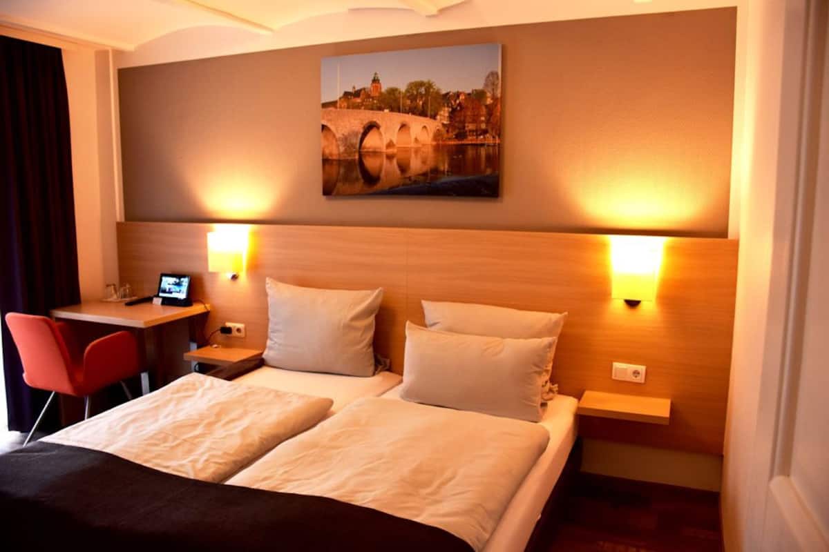 desk, free cots/infant beds, free wifi, bed sheets