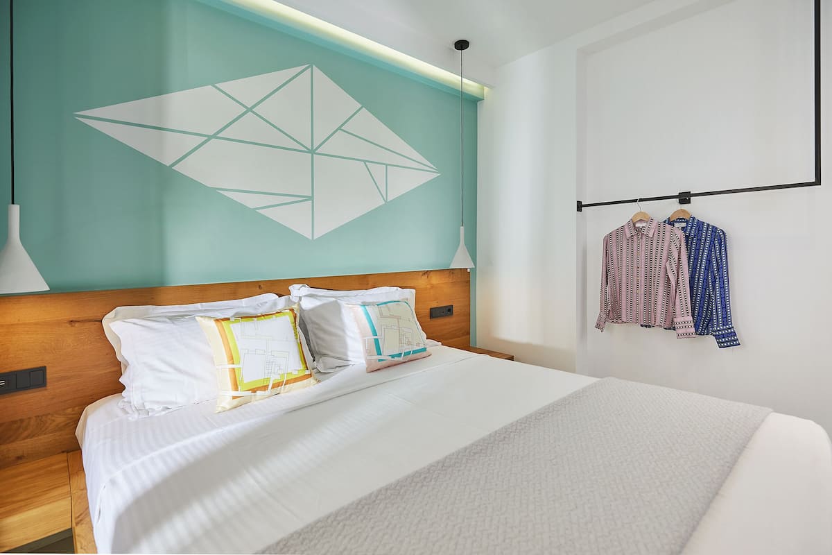 Cortinas blackout, insonorización, wifi gratis y ropa de cama