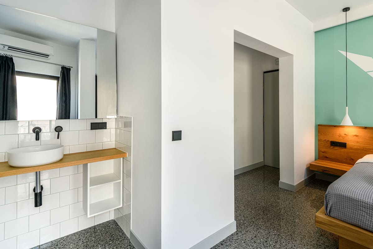 Habitación doble de lujo, balcón | Cortinas blackout, insonorización, wifi gratis y ropa de cama