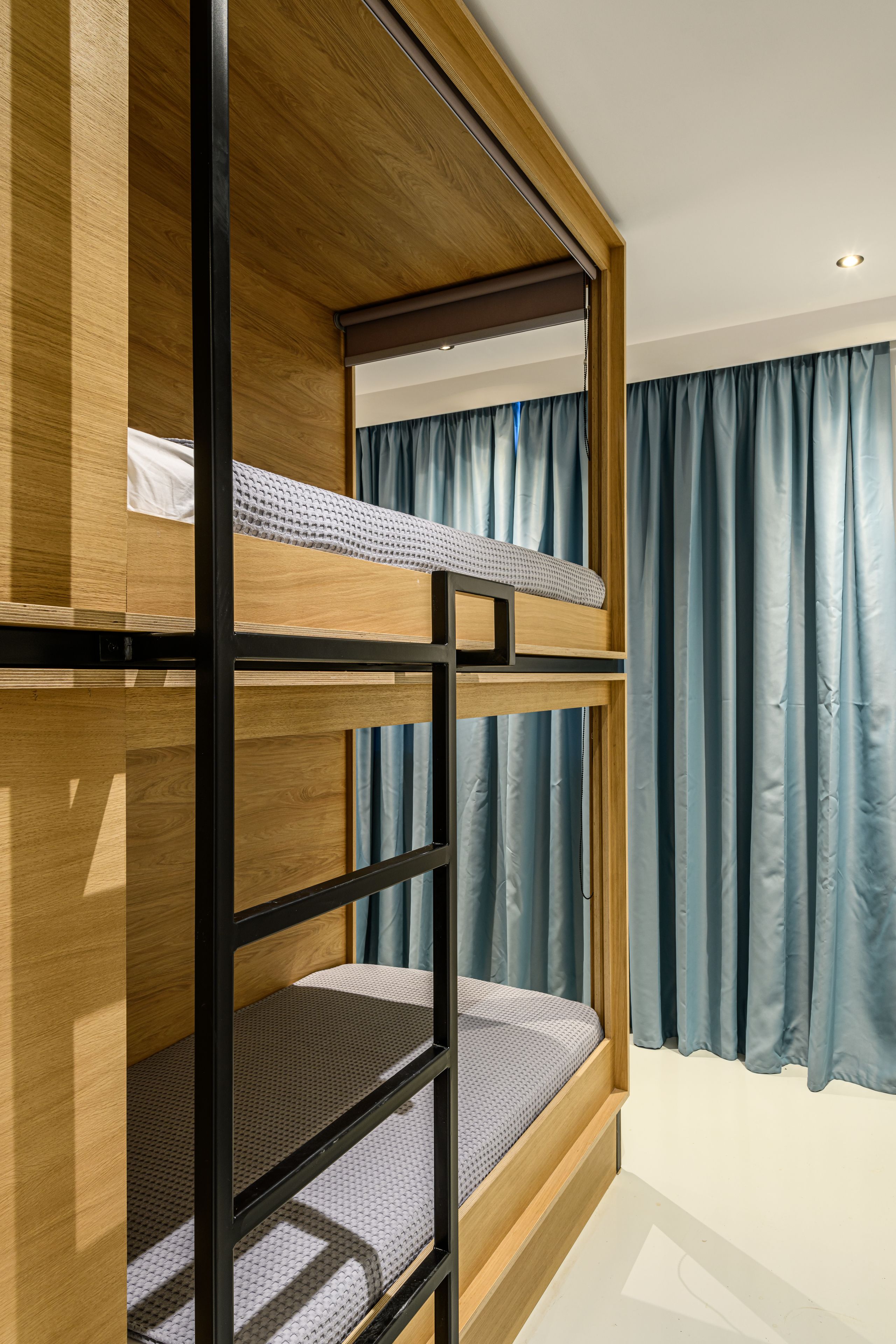 Una cama litera con estructura de madera y colchón con estampado.