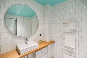 Standard Double Room | Bathroom | Shower, hair dryer, towels, soap - Mosaikon - Hostel (Athens)