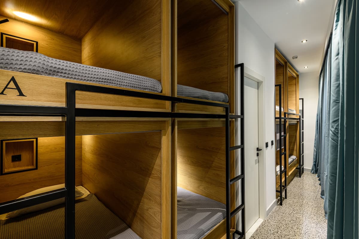 Basic Shared Dormitory, Ensuite (6 Beds Female with Balcony) | Cortinas blackout, insonorización, wifi gratis y ropa de cama