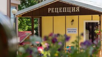 A building with a sign reading 'РЕДЕСПЦИЯ' and a contact number.