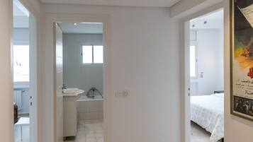 Appartement Luxe, 3 chambres, non-fumeurs, en bord de lac | Salle de bain | Baignoire, sĂšche-cheveux, serviettes fournies