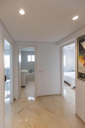 Apartamento superluxo, 3 quartos, para não fumantes, ao lado do lago | Banheiro | Banheira, secador de cabelo, toalhas de banho