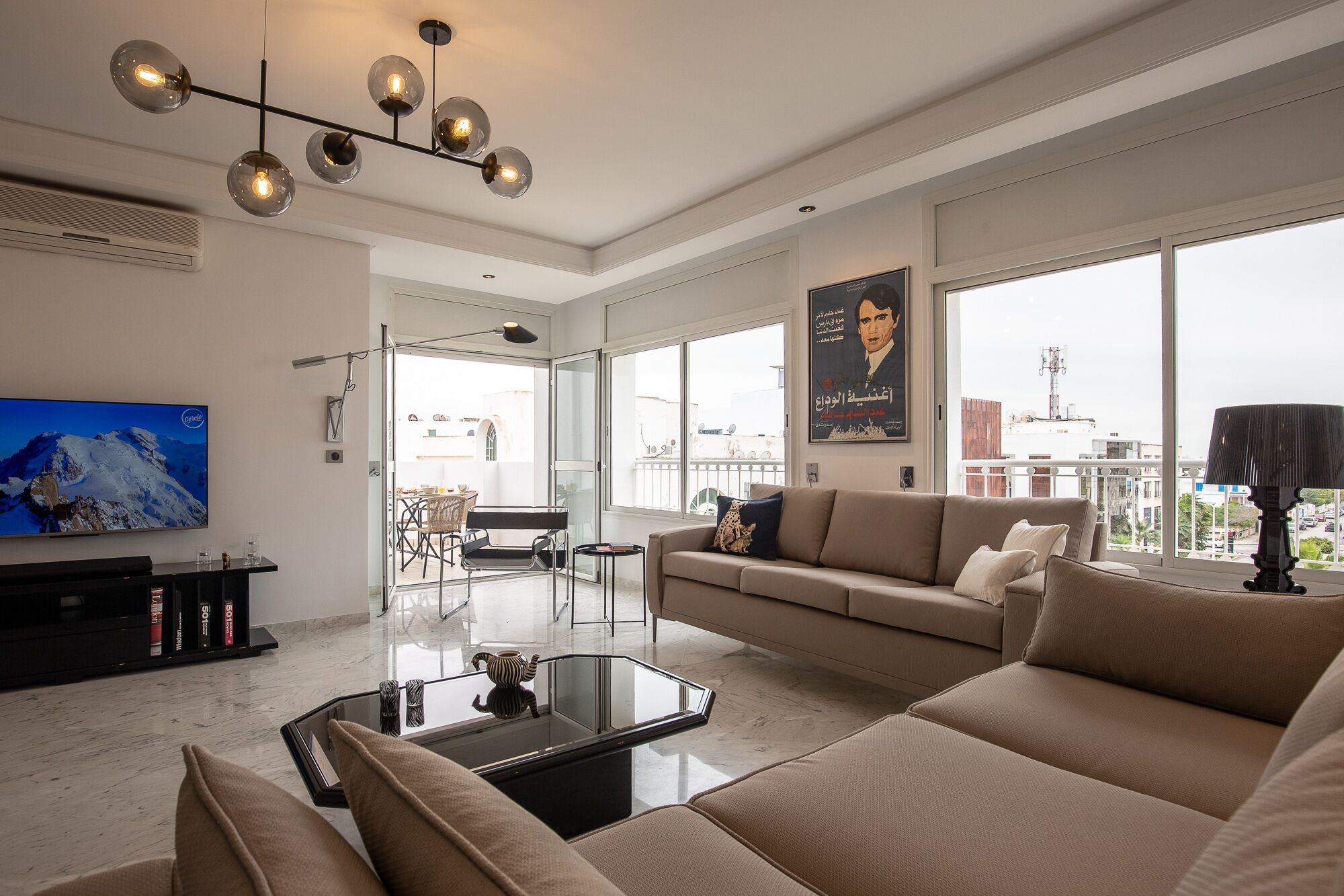 Appartement Luxe, 3 chambres, non-fumeurs, en bord de lac | Coin séjour | Télévision à écran plat de 32 pouces avec chaînes par satellite