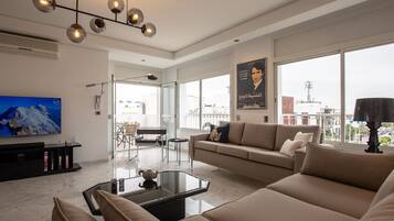 Appartement Luxe, 3 chambres, non-fumeurs, en bord de lac | Coin séjour | Télévision à écran plat de 32 pouces avec chaßnes par satellite