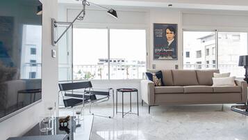 Appartement Luxe, 3 chambres, non-fumeurs, en bord de lac | Coin séjour | Télévision à écran plat de 32 pouces avec chaßnes par satellite