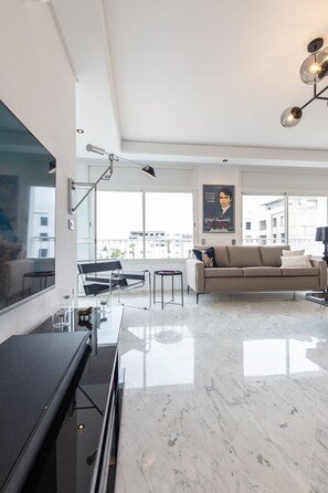 Apartamento superluxo, 3 quartos, para não fumantes, ao lado do lago | Área de estar | TV de tela plana 32 polegadas com canais via satélite, TV