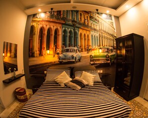 Kolmen hengen deluxe-huone, 1 makuuhuone, esteetön | Yksilöllisesti sisustettu, työpöytä, pimennysverhot, äänieristys