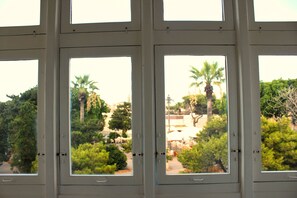 Neljän hengen deluxe-huone, useita sänkyjä, parveke, kaupunkinäköala | Parveke