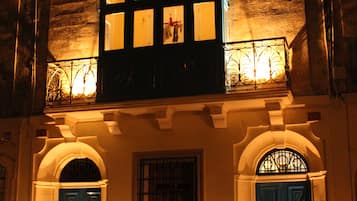 Bagian depan properti - sore/malam