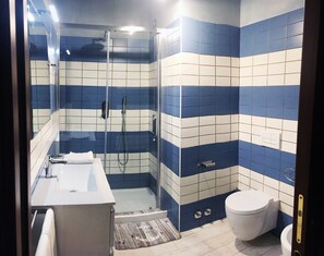 Deluxe Double Room | Bathroom | Deep soaking tub, hydromassage showerhead, free toiletries, hair dryer