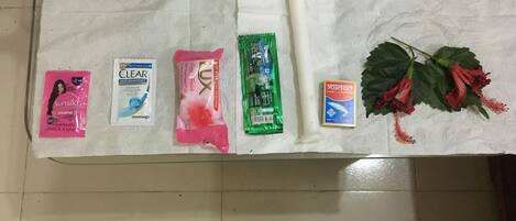 Diversos artículos de tocador sobre una superficie blanca.