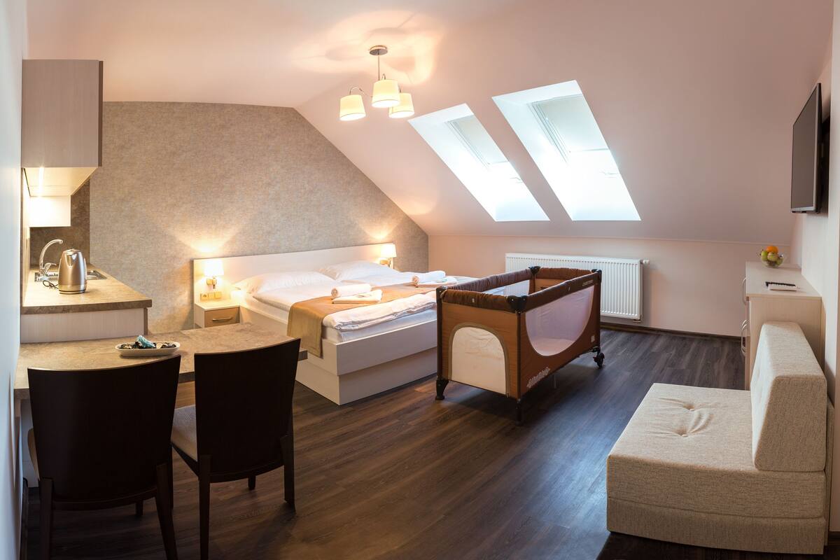 Deluxe Room (10) | Premium bedding, minibar, in-room safe, desk