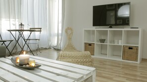 City Apartment, 1 Queen Bed with Sofa bed, Mountain View | Living room | 43-inch flat-screen TV with cable channels, TV, Netflix