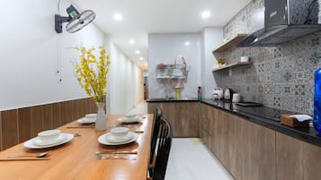 Full-sized fridge, microwave, stovetop, electric kettle