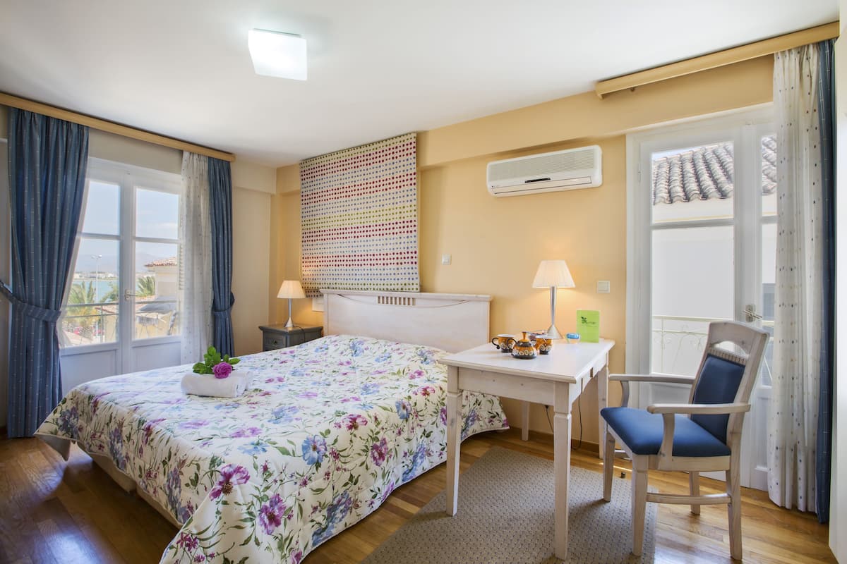 Habitación triple | Minibar, escritorio, tabla de planchar con plancha y wifi gratis