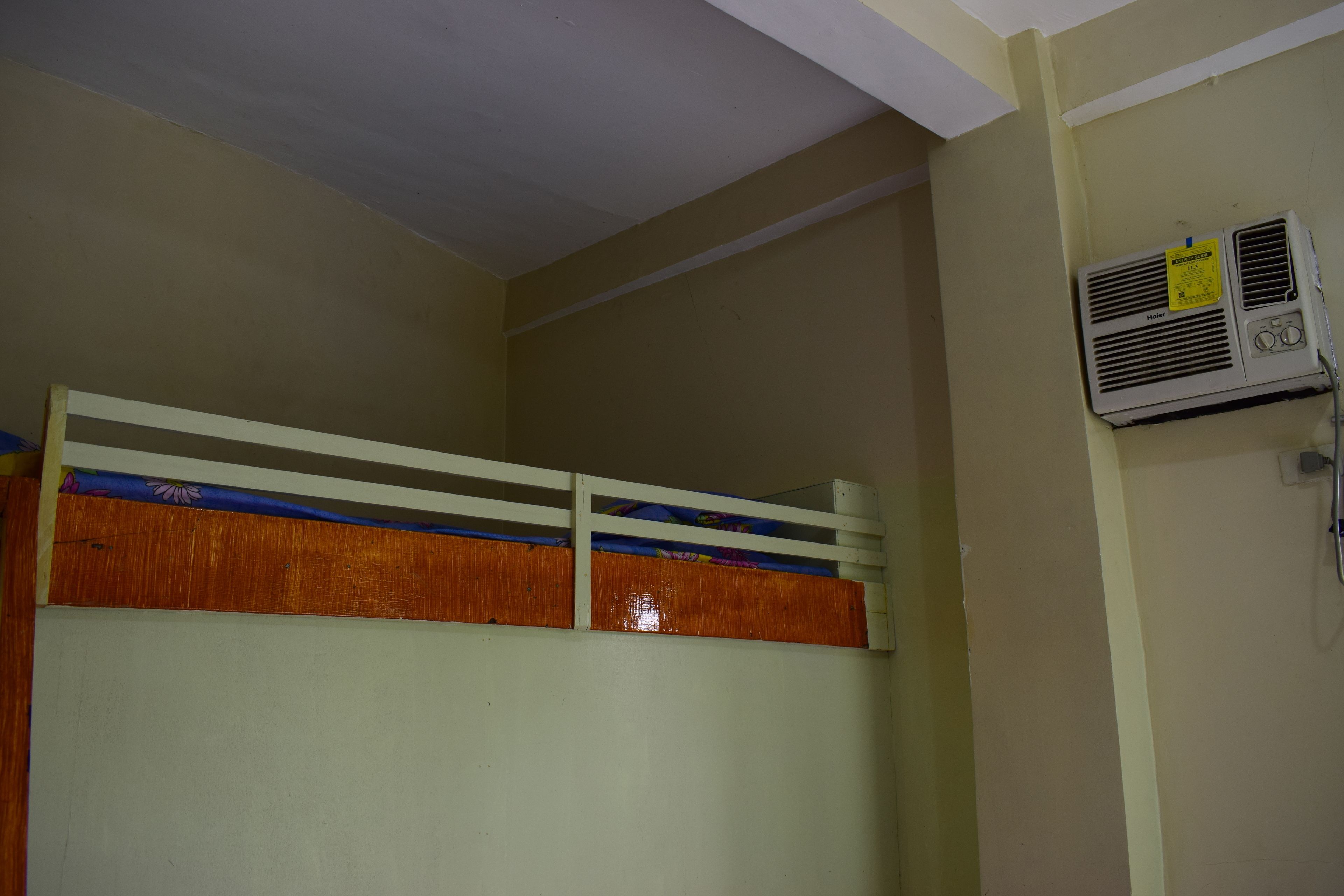 Un letto a castello con testiera in legno e soffitto bianco.