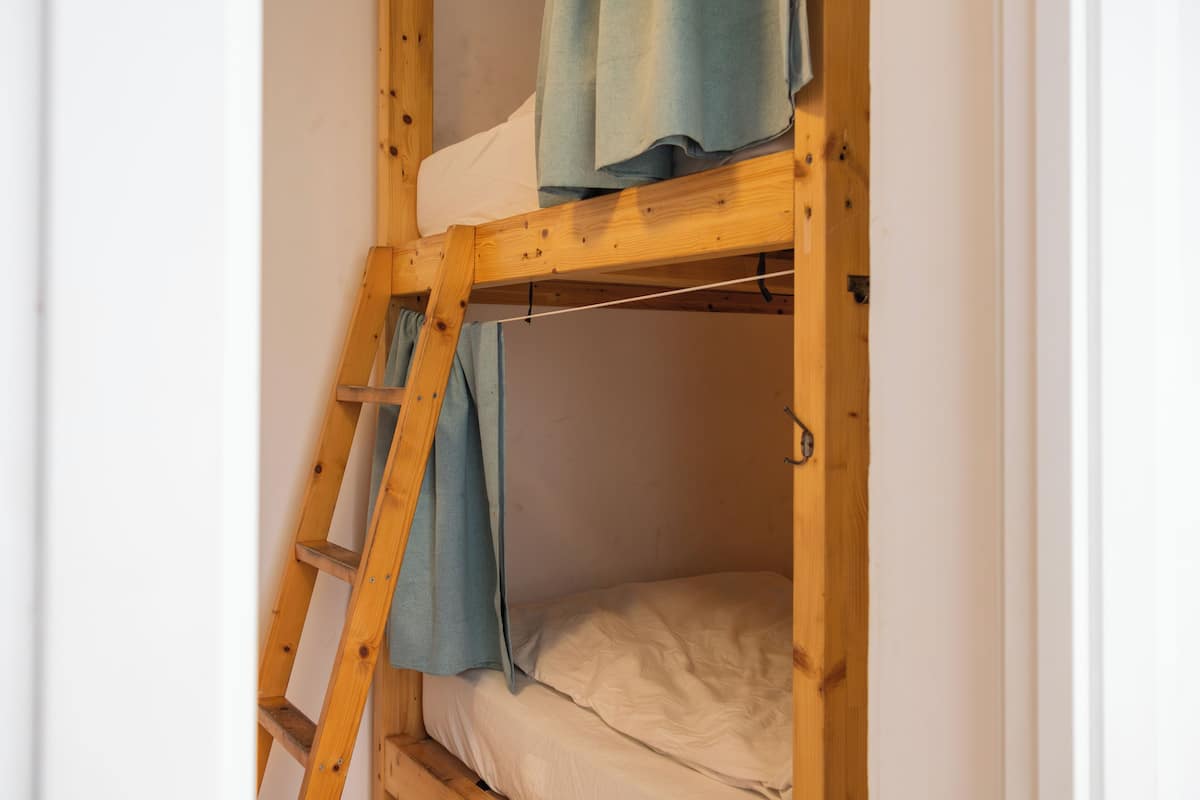 Caja fuerte, cortinas opacas, tabla de planchar con plancha