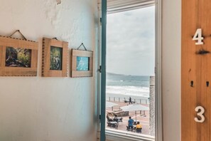 In-room safe, blackout curtains, iron/ironing board, free WiFi - La Ventana Azul Surf Hostel (Las Palmas de Gran Canaria)