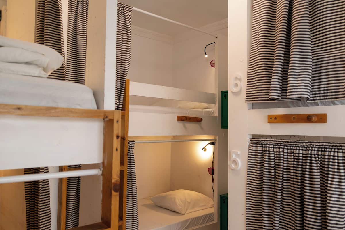 Dormitorio mixto 6 camas, baño compartido | Caja fuerte, cortinas opacas, tabla de planchar con plancha