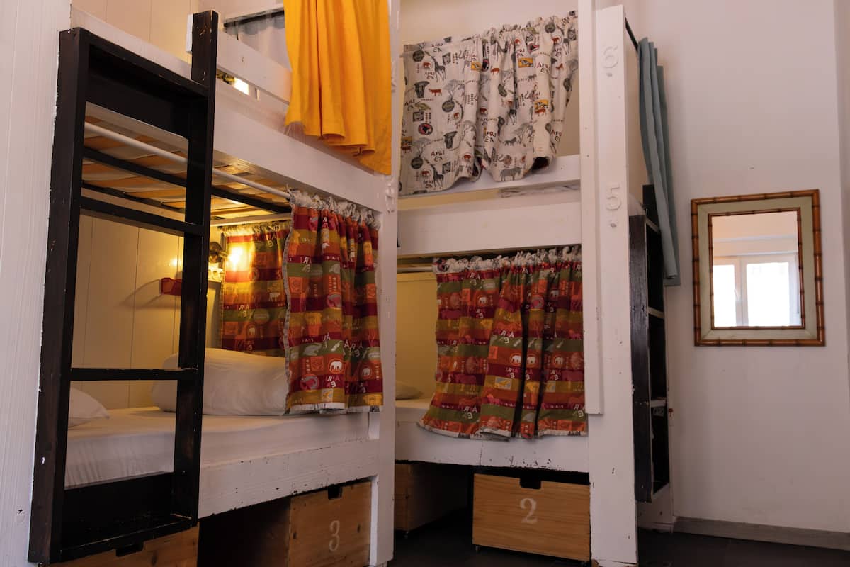 Dormitorio mixto 6 camas, baño compartido | Caja fuerte, cortinas opacas, tabla de planchar con plancha