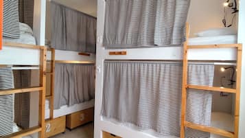 经济宿舍, 男女混合宿舍, 公共浴室 (6 beds) | 1 多间卧室、客房内保险箱、遮光窗帘、熨斗/熨衣板