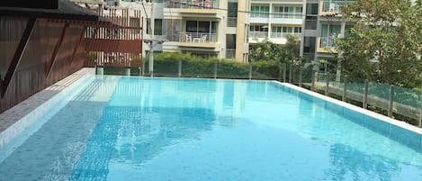 Piscina externa, espreguiçadeiras