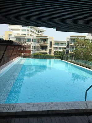 Outdoor pool, sun loungers - Rocco Hua Hin 512 Condominium (Hua Hin)