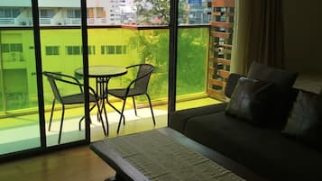 Studio | Area keluarga | Televisi LCD 32-inci dengan saluran TV kabel dan TV