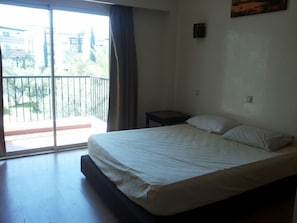 Appartement, 2 chambres | 2 chambres, rideaux occultants, fer et planche à repasser