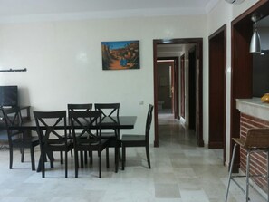 Appartement, 2 chambres | Coin séjour | Télévision à écran plat de 32 pouces avec chaînes par satellite