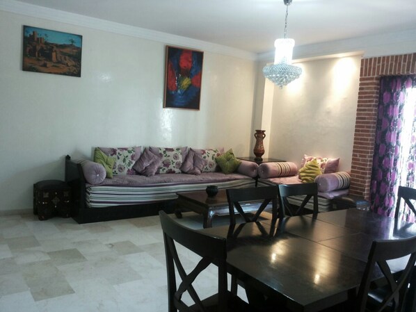 Appartement, 2 chambres | Coin séjour | Télévision à écran plat de 32 pouces avec chaînes par satellite