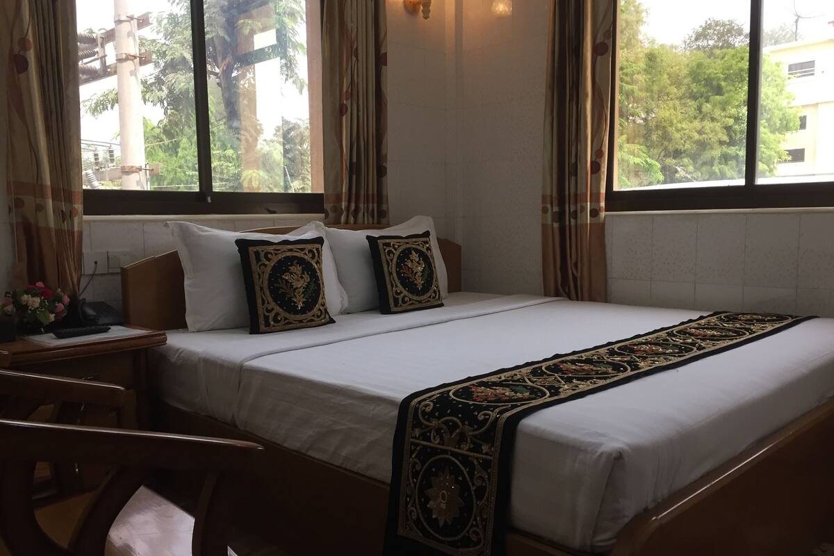 Superior Room, 1 Queen Bed | Premium bedding, minibar, desk, iron/ironing board