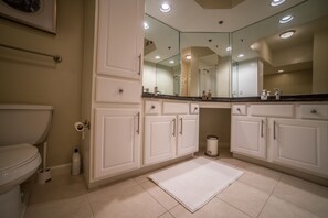 Appartement, 2 chambres | Salle de bain | Baignoire et douche séparées, articles de toilette (gratuits)