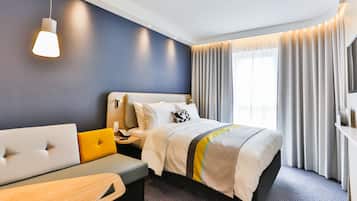 Hypo-allergenic bedding, in-room safe, desk, blackout curtains