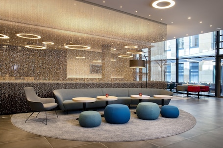 Salón lounge en el lobby. Holiday Inn Express Stuttgart - Waiblingen by IHG