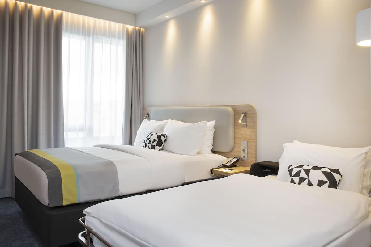 Hypo-allergenic bedding, in-room safe, desk, blackout curtains