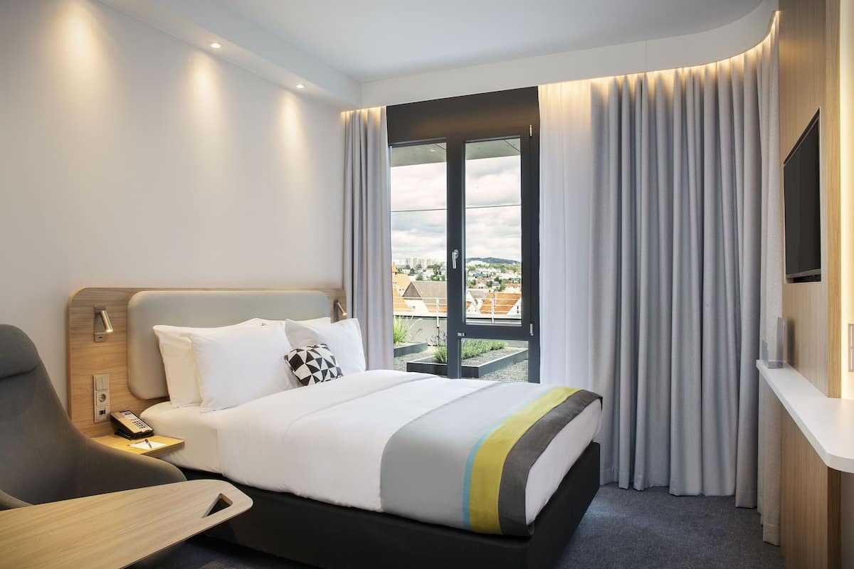 hypo-allergenic bedding, in-room safe, desk, blackout curtains