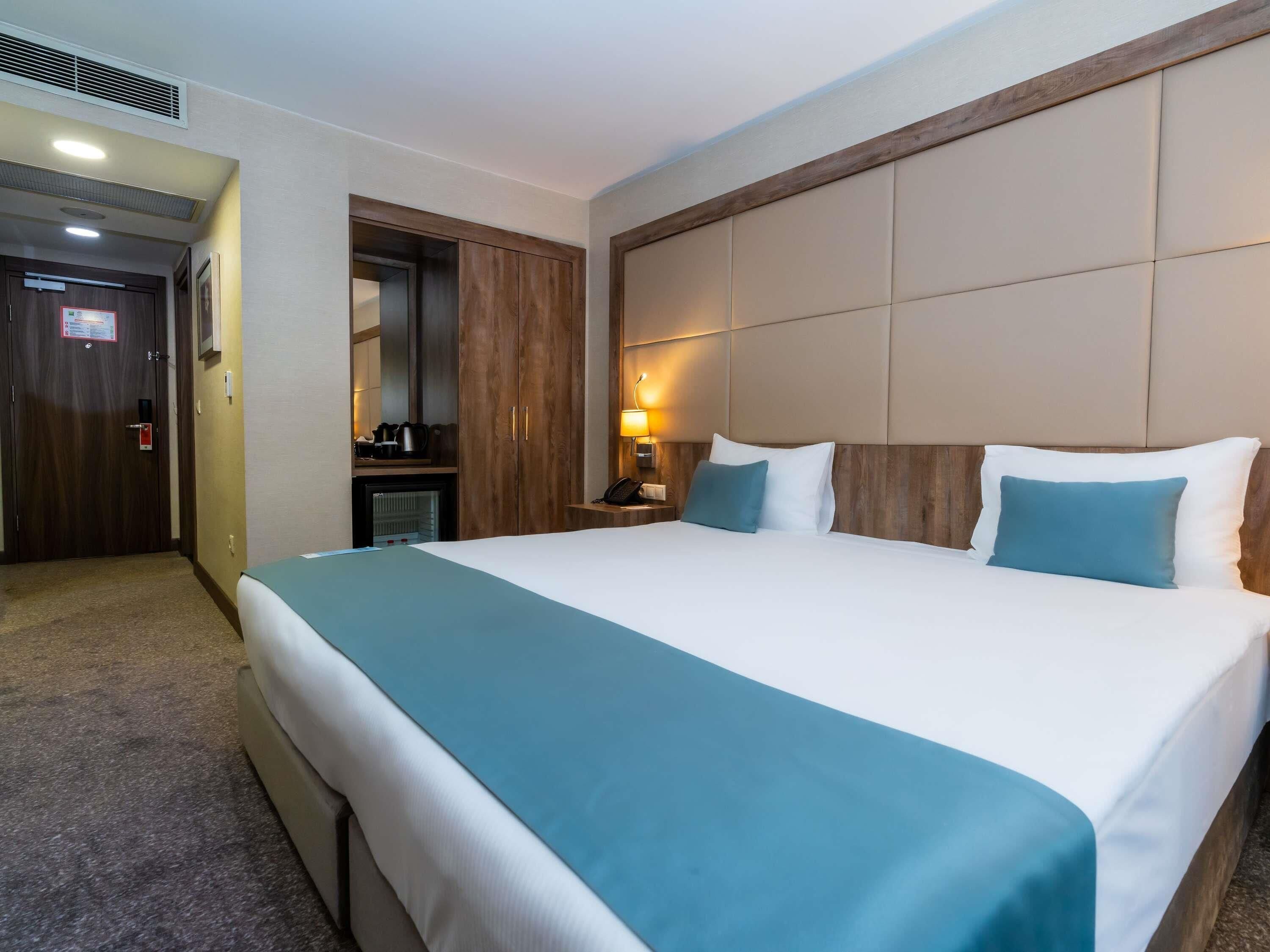 Ropa de cama de alta calidad y minibar 