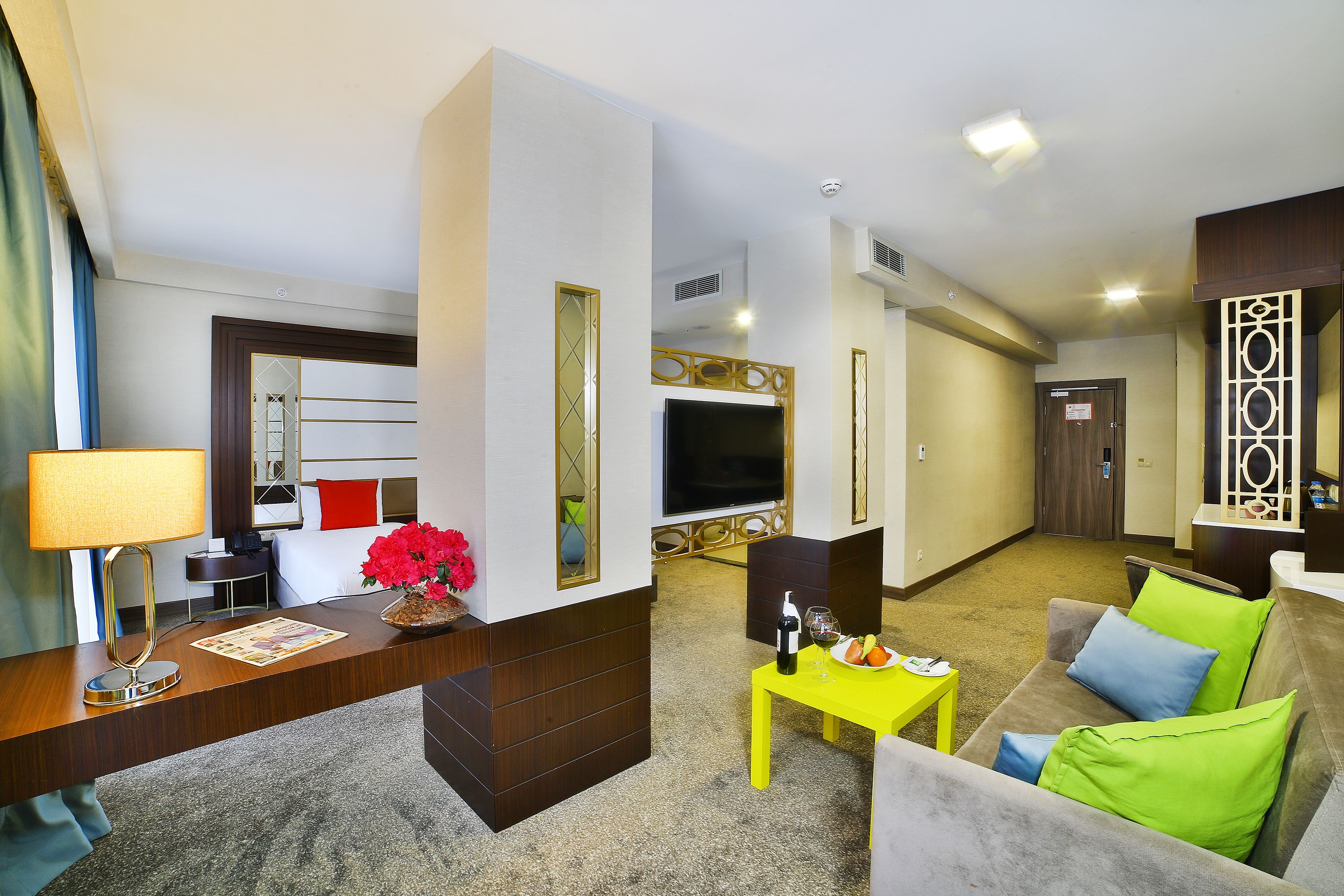 family suite, 2 double beds | living area | flat-screen tv