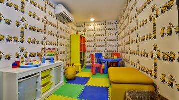 Tempat bermain anak – indoor