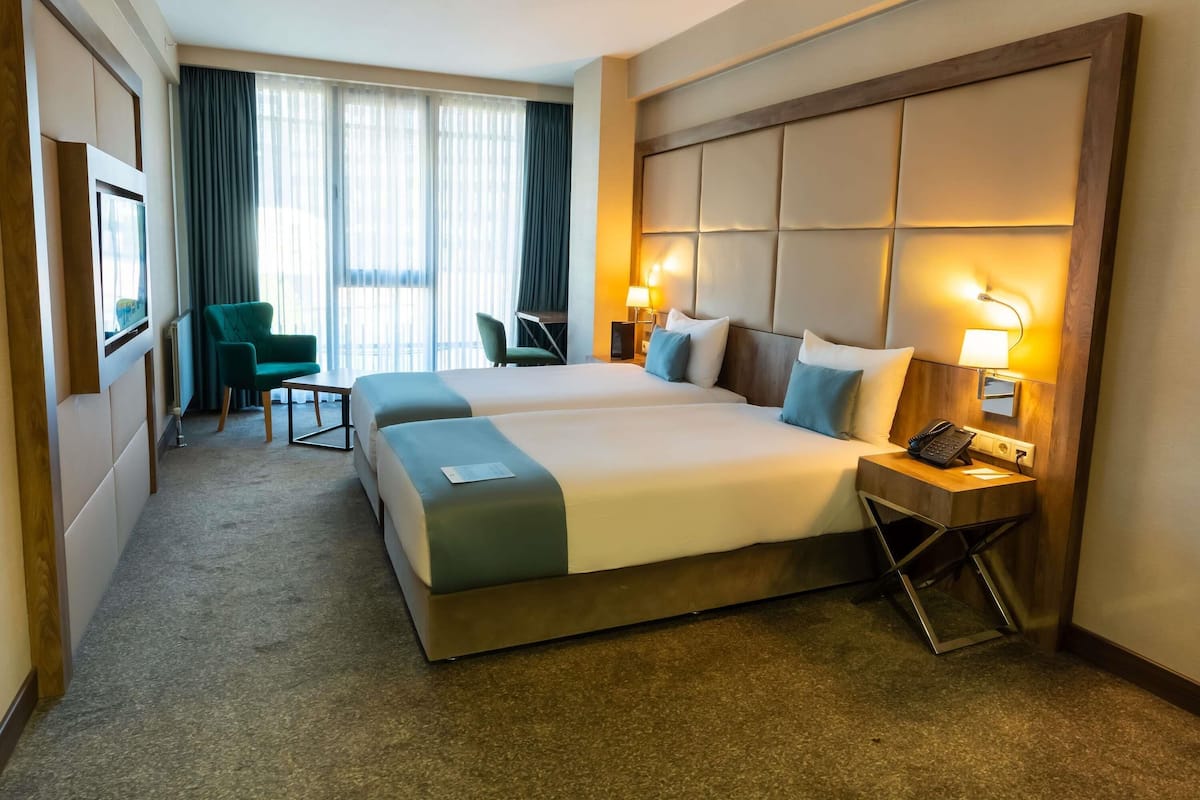 Habitación estándar con 2 camas individuales, 2 camas individuales | Ropa de cama de alta calidad y minibar