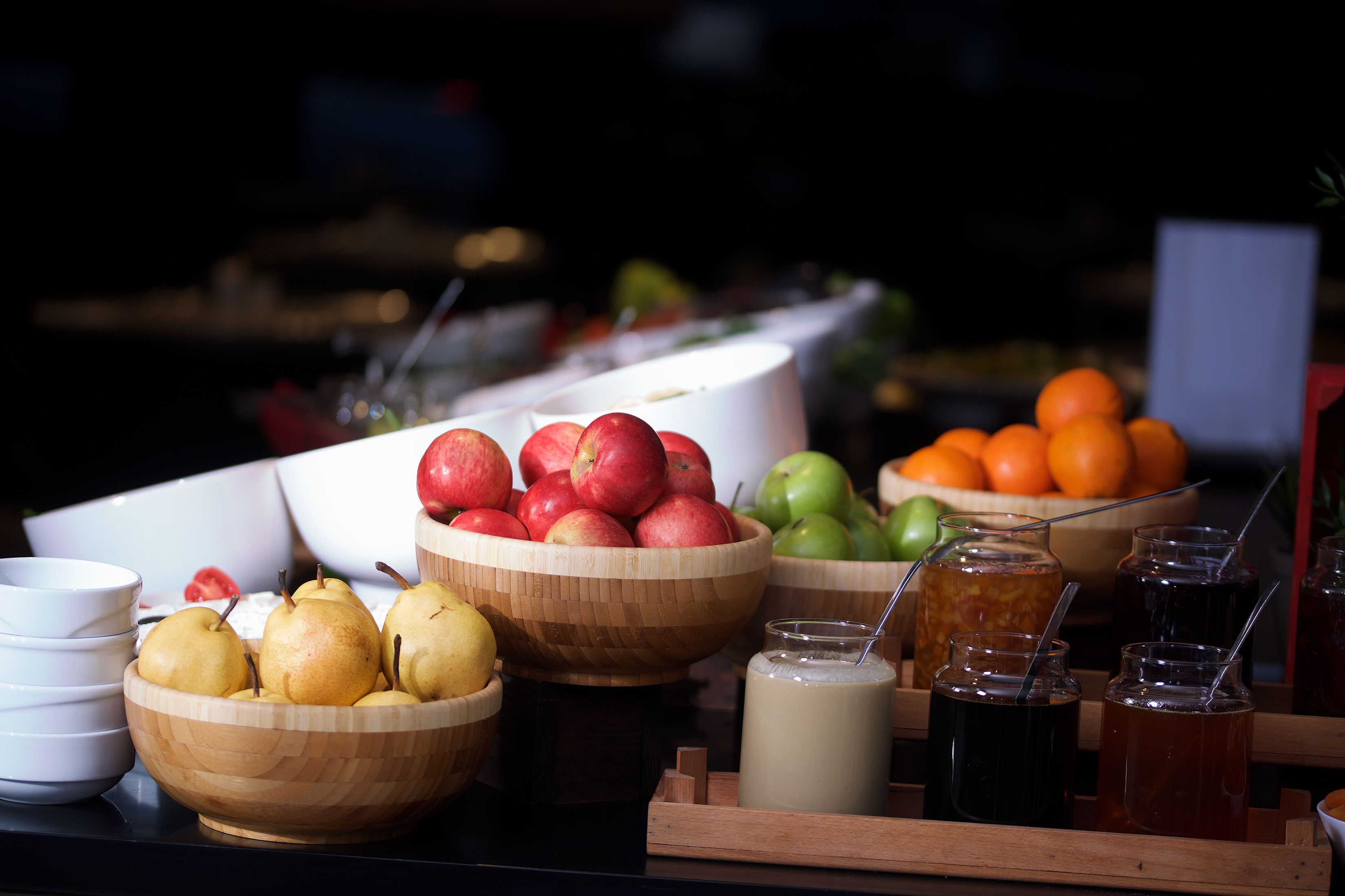 Un bufé con frutas y bebidas variadas.