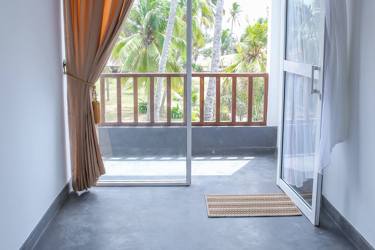 Premium bedding, in-room safe, soundproofing, bed sheets