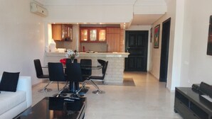 Appartement, 2 slaapkamers, uitzicht op zwembad | Woonruimte | Een 32-inch flatscreentelevisie met satellietzenders en televisie