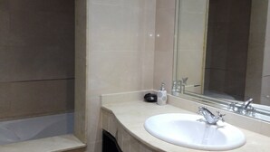 Appartement, 2 chambres, vue piscine | Salle de bain