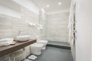Suite, 2 chambres | Salle de bain | Articles de toilette (gratuits), séchoir à cheveux, pantoufles, bidet